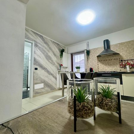 Casa Alessio - Elegante Appartamento Nel Cuore Di Cesano Maderno Exterior photo